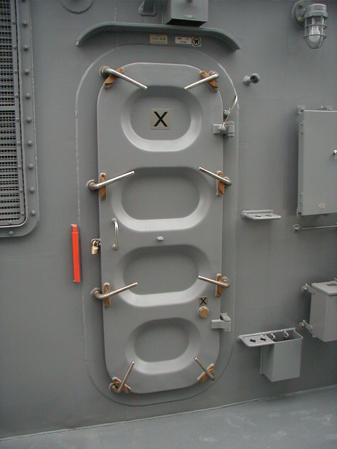 鋼製水密扉（丸型ハンドル式）